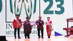 Penyerahan Anugerah Purwakalaghra Kategori Tokoh Peduli Museum, disampaikan Prof Wiendu Nuryanti dan diterima Preaoden Direktur Mustika Ratu, Bingar Egidius Situmorang mewakili Ibu Mooryati Soedibyo